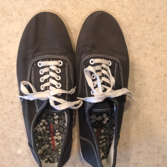 Grey sneakers classic styling size 9 - Picture 2 of 3